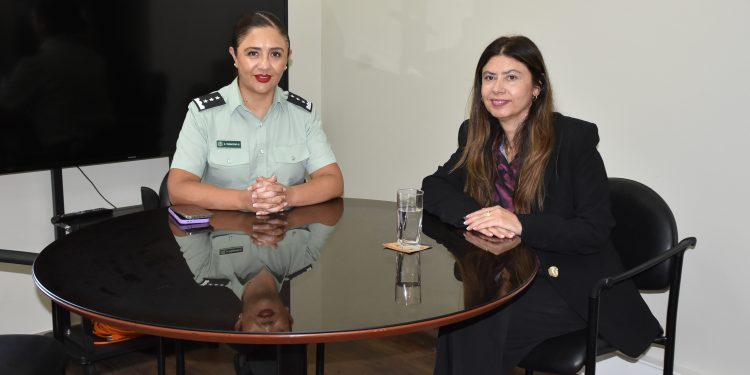 Directora regional de Gendarmería entregó saludos a Fiscal Aravena