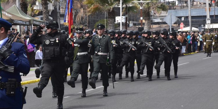 Escuadra de Gendarmería en desfile por 99 aniversario de Carabineros