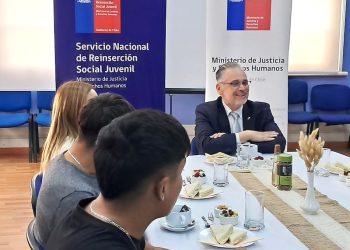 Jóvenes en reinserción ingresan a la universidad y comparten sus experiencias con autoridades