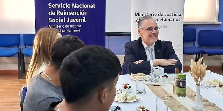 Jóvenes en reinserción ingresan a la universidad y comparten sus experiencias con autoridades