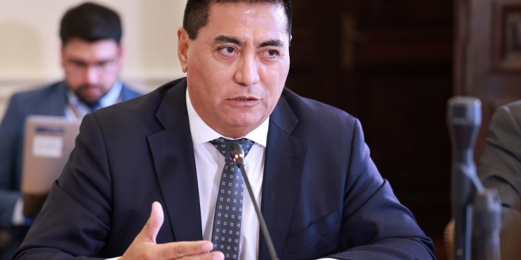 Senador Lee celebra aprobación de ERFE en el Senado para la formación de especialistas médicos