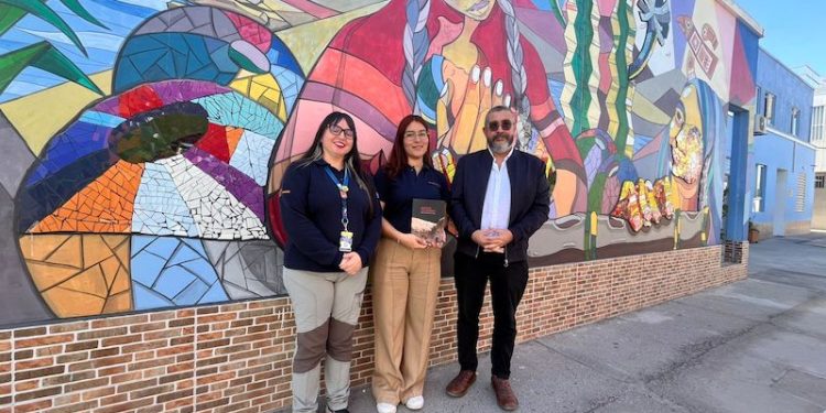 Proyecto editorial “Barros Cruzados” realiza donación de libros a escuelas y bibliotecas de Tarapacá