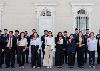 16 jóvenes técnico profesionales egresados del Liceo de Pica inician su entrenamiento en Collahuasi