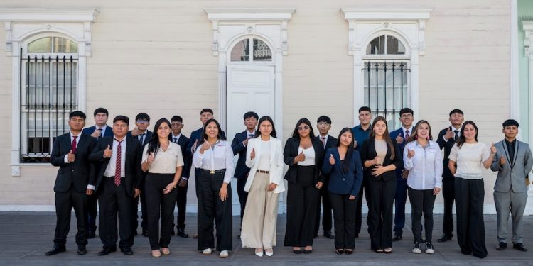 16 jóvenes técnico profesionales egresados del Liceo de Pica inician su entrenamiento en Collahuasi