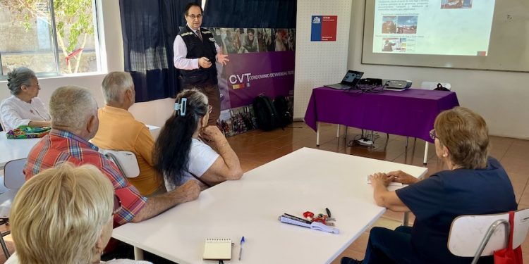 Adultos mayores de Iquique aprenden a ahorrar energía y avanzar hacia la autogeneración eléctrica