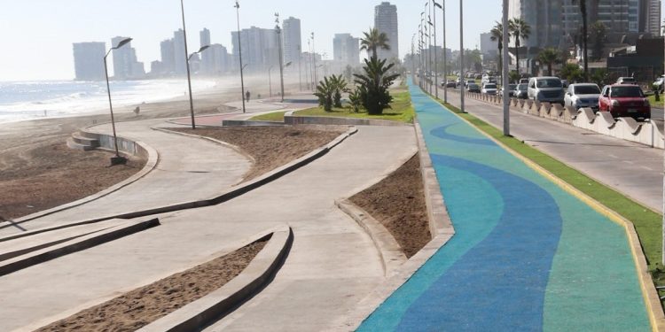 Municipalidad de Iquique entrega a la comunidad la primera trotavía costera con caucho en Chile