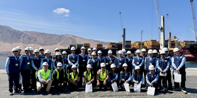 Colegio Robert Johnson inicia ciclo de visitas al Puerto de Iquique