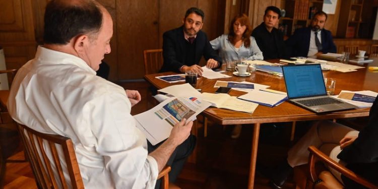 Gobernador Carvajal logra compromiso con ministro Poduje para nuevo convenio por socavones en Alto Hospicio y plan de vivienda para Tarapacá