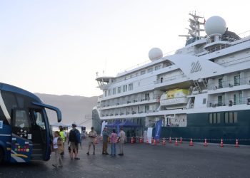 Puerto de Iquique recibe crucero de lujo SH Vega tras cierre por marejadas en Antofagasta