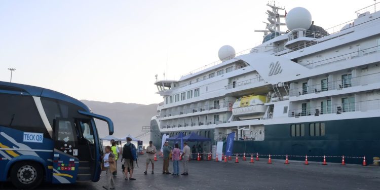 Puerto de Iquique recibe crucero de lujo SH Vega tras cierre por marejadas en Antofagasta