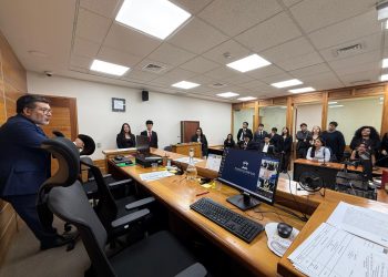 Estudiantes de la Universidad Arturo Prat conocen funcionamiento del Tribunal Oral de Iquique