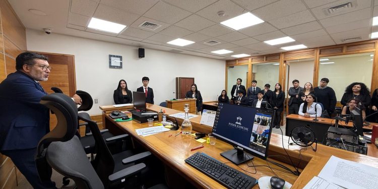 Estudiantes de la Universidad Arturo Prat conocen funcionamiento del Tribunal Oral de Iquique
