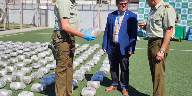 Fiscalía y Carabineros neutralizan acopio de drogas en pleno desierto / 4 colombianos detenidos