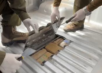 Boliviano transportaba droga y municiones en doble fondo de camioneta