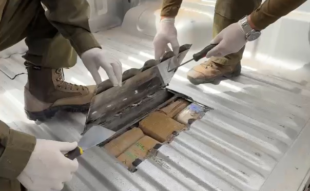 Boliviano transportaba droga y municiones en doble fondo de camioneta