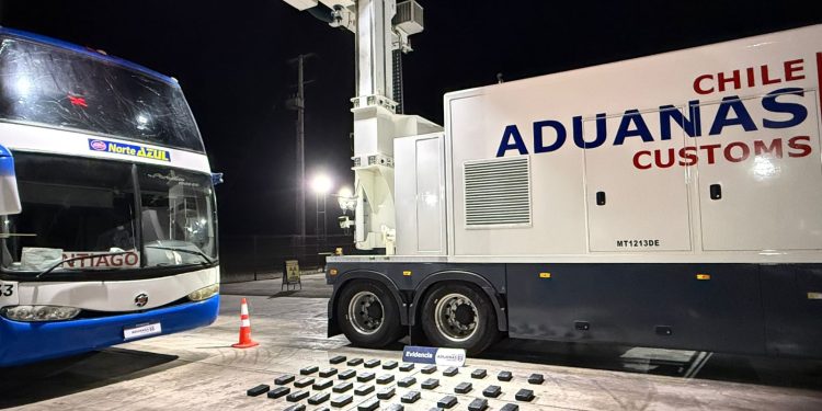 Camión escáner detectó millonario contrabando de drogas en bus en la avanzada aduanera El Loa