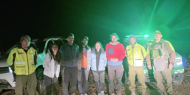 Rápido despliegue de Carabineros permite rescate de excursionistas en cerro Tumisa