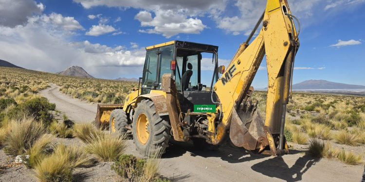 Carabineros incauta retroexcavadora utilizada para habilitar caminos en frontera