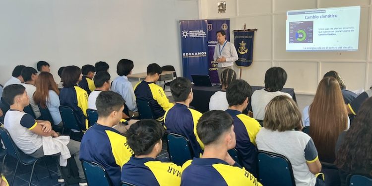 Capacitación en eficiencia energética y generación distribuida acerca oportunidades del sector a estudiantes de Iquique