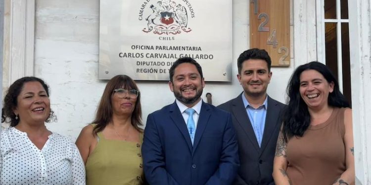 Diputado Carlos Carvajal inauguró su oficina parlamentaria en Iquique