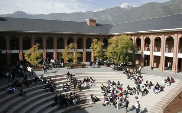 Limitar la gratuidad a mayores de 30 años generaría un ahorro de hasta 0,30% del presupuesto del Mineduc, según informe del ESE Uandes