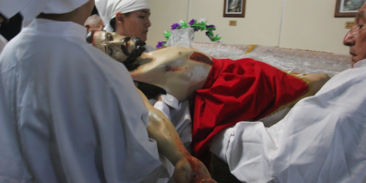 Comunidades Andinas de Arica recrean ancestral tradición de la sepultura de Jesús en el Santo Sepulcro