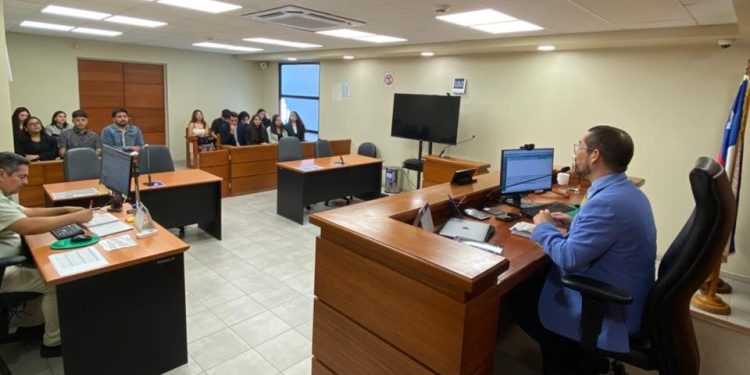 Juzgado de Letras del Trabajo de Iquique recibió visita de estudiantes de la Universidad Arturo Prat