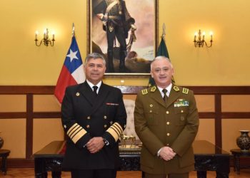 Comandante en Jefe de la Armada saluda a Carabineros en su 99 Aniversario