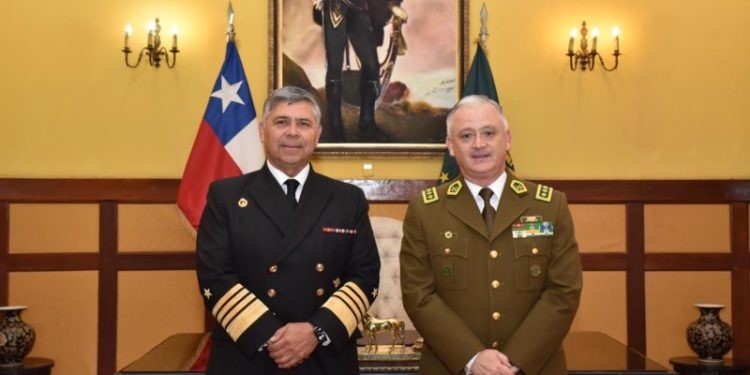 Comandante en Jefe de la Armada saluda a Carabineros en su 99 Aniversario