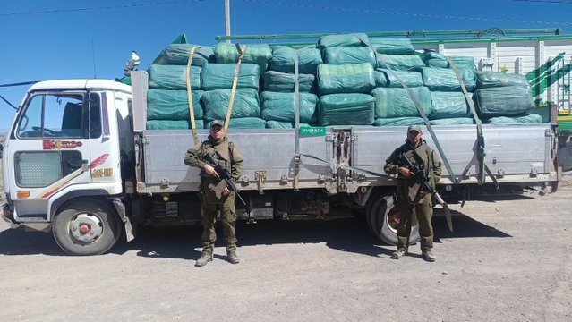 Carabineros detiene a dos conductores por contrabando y conducción sin licencia en Colchane