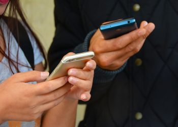 Ley de celulares en colegios: Los errores que están marcando su implementación en las primeras semanas
