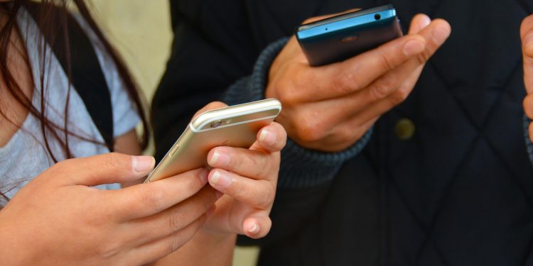 Ley de celulares en colegios: Los errores que están marcando su implementación en las primeras semanas