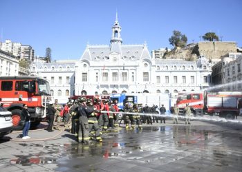 Delegaciones de la Armada de Chile y de Estados Unidos participan en ejercicio junto a Bomberos de Valparaíso