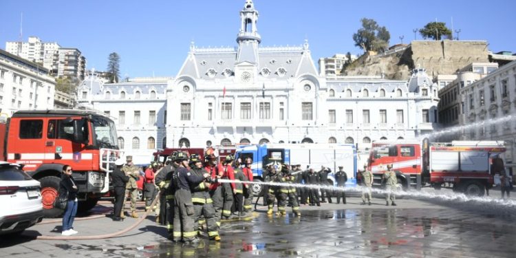 Delegaciones de la Armada de Chile y de Estados Unidos participan en ejercicio junto a Bomberos de Valparaíso