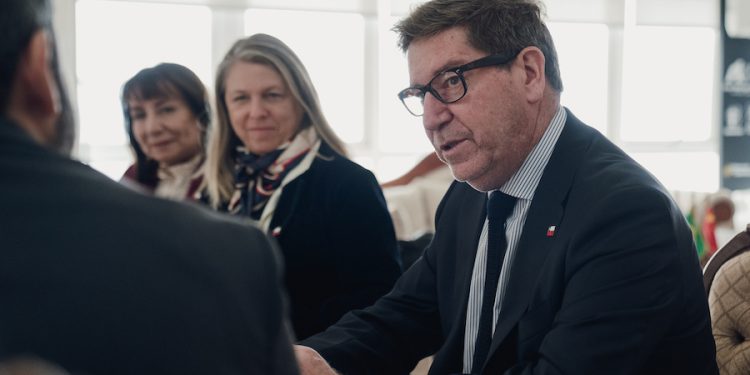 Gobernador Carvajal plantea al ministro de Economía avanzar en la relocalización de Zofri