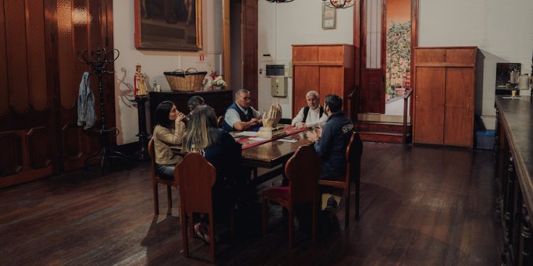 Gobernador Carvajal y Obispo Covili abordan alternativas para mejorar la Catedral de Iquique