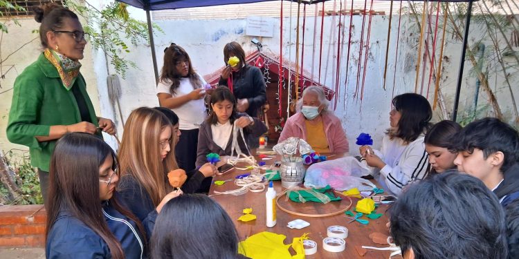 Estudiantes de Iquique aprenden el arte de las flores de papel junto a Tesoro Humano Vivo