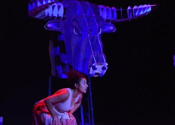 El Teatro Municipal de Iquique repleto en conmemoración del Día Nacional del Teatro con la obra “La niña y el toro”