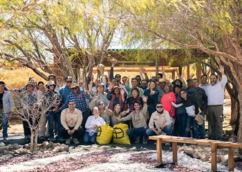 Compañía Minera Lomas Bayas y agricultores de Calama celebran nueva cosecha de algarrobo en el Parque Explora