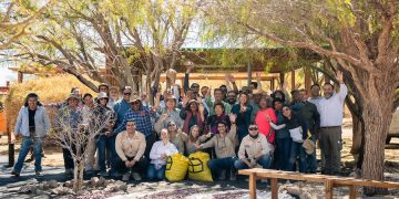 Compañía Minera Lomas Bayas y agricultores de Calama celebran nueva cosecha de algarrobo en el Parque Explora