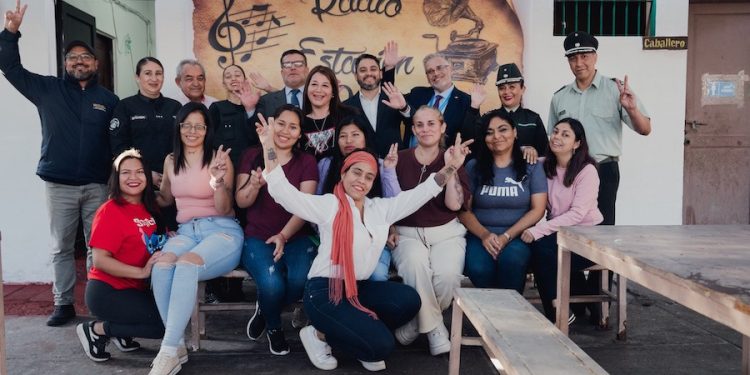 Única radio intrapenitenciaria de Chile fortalece su labor con nueva implementación entregada por Centro Social Victoria