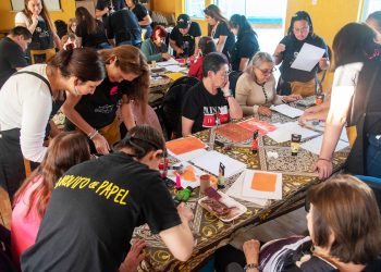 Encuentro intergeneracional: Jóvenes y adultos mayores se reúnen en torno al taller «Arte de Papel”