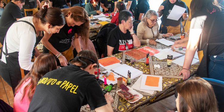 Encuentro intergeneracional: Jóvenes y adultos mayores se reúnen en torno al taller «Arte de Papel”