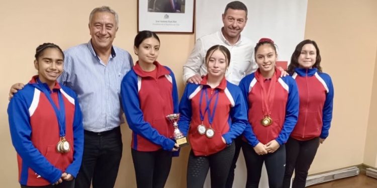 Martina Flores Campeona Nacional de Gimnasia Artística recibió saludo del seremi Felipe Pérez