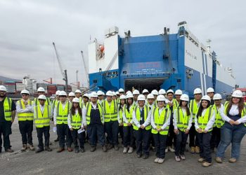 Estudiantes de Colegio Robert Johnson conocen en terreno operación del Puerto de Iquique
