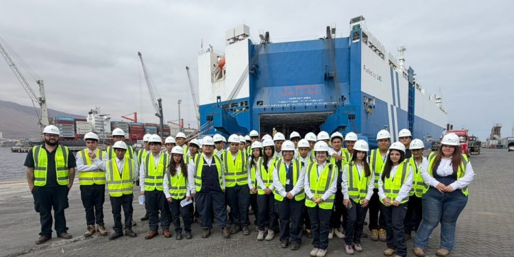 Estudiantes de Colegio Robert Johnson conocen en terreno operación del Puerto de Iquique