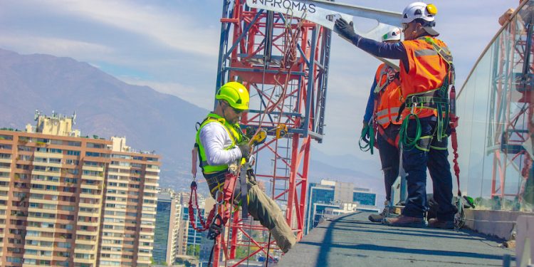 Chile registra 213 muertes laborales en 2025: caídas en altura siguen bajo la lupa como uno de los riesgos más críticos