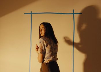 “Backrooms” (2026) el nuevo fenómeno de A24 llegó a Cine de Iquique