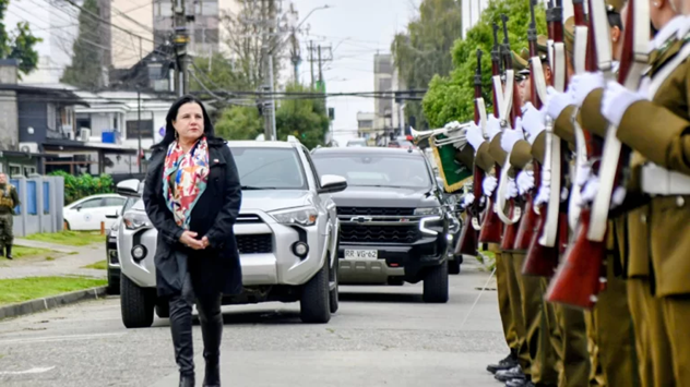 Ministra Steinert anunció proyecto para aumentar sueldo de carabineros en «comunas de riesgo» y para aspirantes