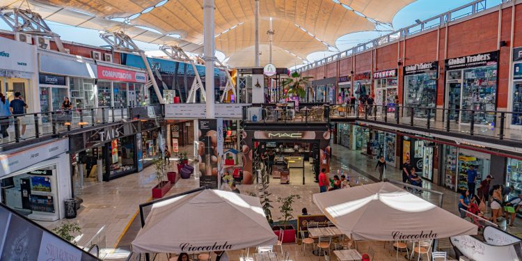 Doce tiendas del Mall ZOFRI compiten en el tradicional “Concurso de Vitrinas año 2026”